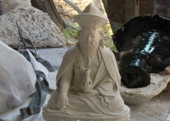 Casting statues from dental stone powder becoming popular