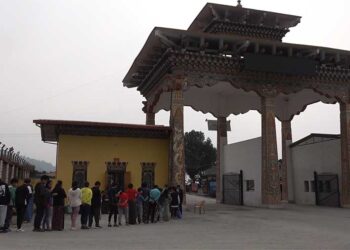 Long queues at Samtse border gate frustrates residents