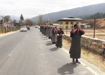 Chithuen Phendhey members prostrate Changchag from Kyidchhu to Taktshang