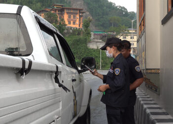 CPMS helps catch drivers using fake documents at Rinchending checkpoint, Phuentshogling