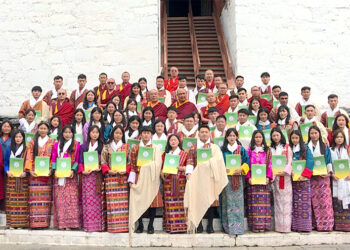 Dorji Lopon awards graduation certificates