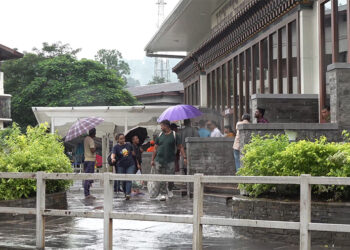 Cabbies call for designated parking place near pedestrian terminal