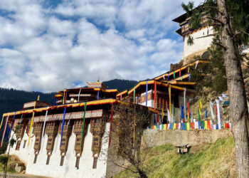 Laytshog Lopen consecrates Chari monastery