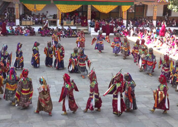 Dorji Lopen presides over Punakha Dromchoe