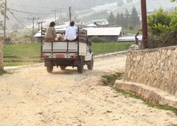 Road leading towards Drakarpo in need of maintenance and blacktopping