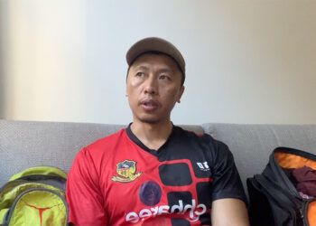 Climate advocate campaigns in Australia to raise awareness on climate crisis