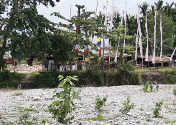 Pelrithang residents in Gelephu Gewog fear flooding as Dowla stream nears house level