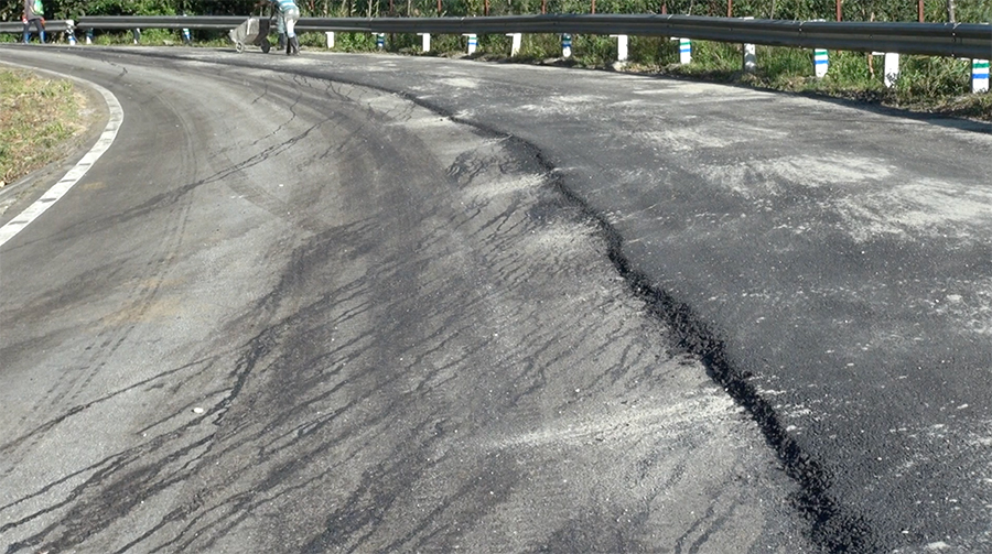 Uneven road surface along Wamrong–Yonphula stretch draws public criticism, Trashigang