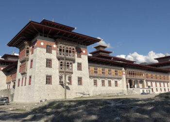 Sertog installation marks major milestone in Sarpang Dzong construction