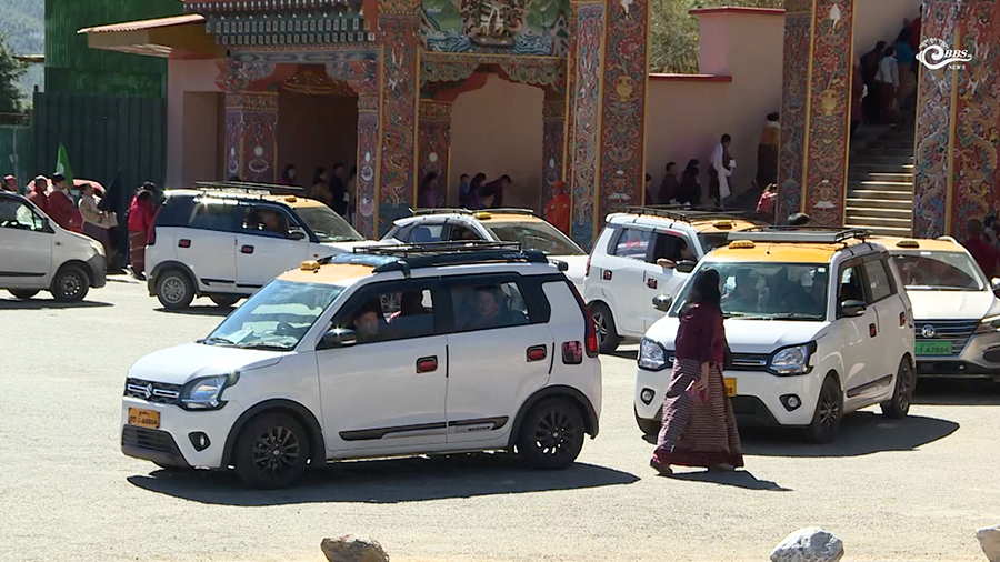 Limited taxi causes inconvenience for GPPF devotees, taxi drivers unhappy with card system