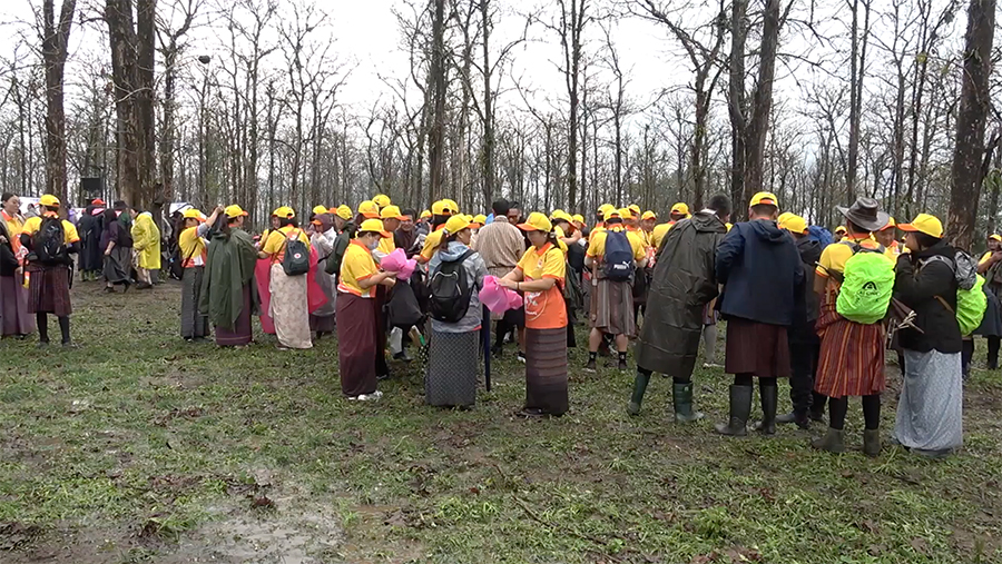 Volunteer work concludes, marked by family participation from abroad